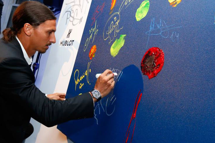 Paris Saint Germaine player signs a mural